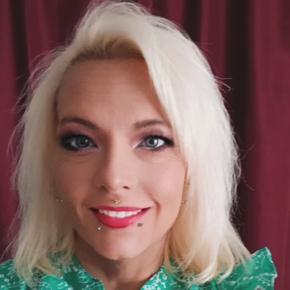 Meet your Posher, Cyn - Picture 2 of 8